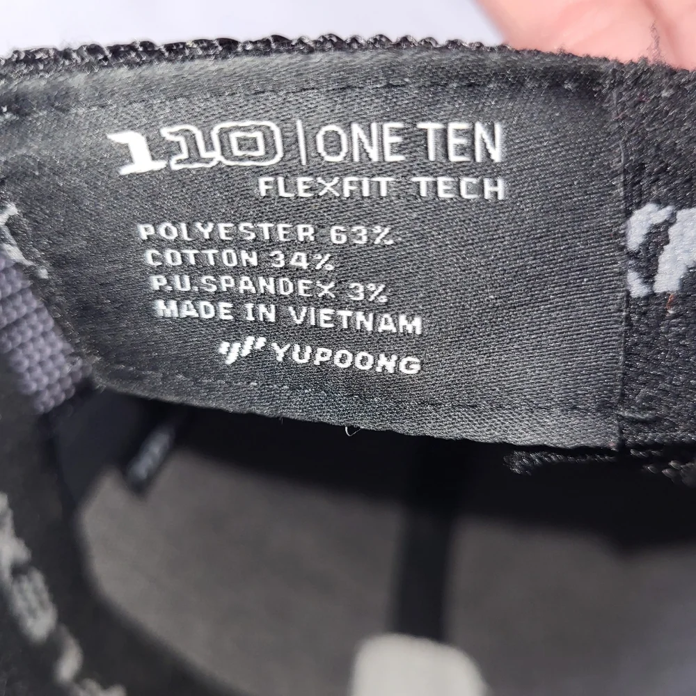 Travis Mathew Mesh 110‎ Flexfit Cap Black Pink